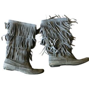 Suede fringe moccasin-style boots in great condition